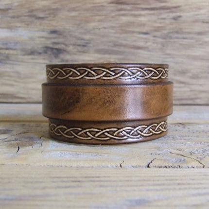 Petit bracelet de force en cuir marron clair antique et frises celtiques claires (1)