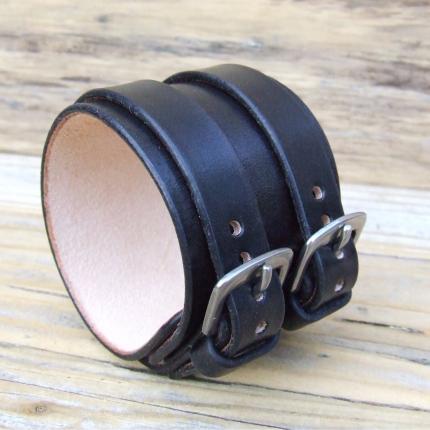 Bracelet de force en cuir noir, large, 2 bandes avec boucles inox et passants cuir. Made in France et artisanal