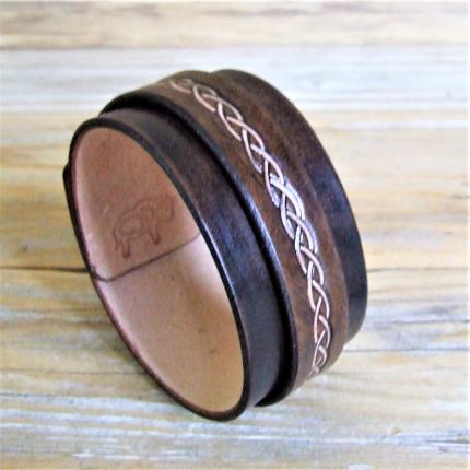 Bracelet de force en cuir marron avec Frise Celtique claire embossée, bracelet manchette cuir