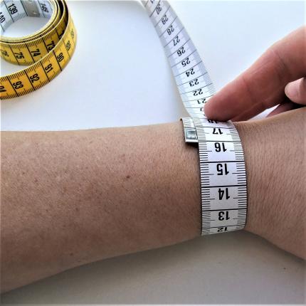 Mesure de tour de poignet au mètre de couturière pour bracelet en cuir Le Bison Blanc