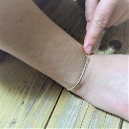 prise de mesure avec ficelle boutique en ligne bracelets en cuir Le Bison Blanc