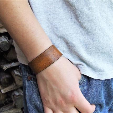 Bracelet en cuir Essentiel porté, mode bracelets, artisanal, made in France, sur mesure et personnalisé possible