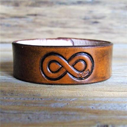Bracelet mode en cuir Le 2 Marron Orangé, motif Infinity frappé, bouton de col, personnalisation sur demande