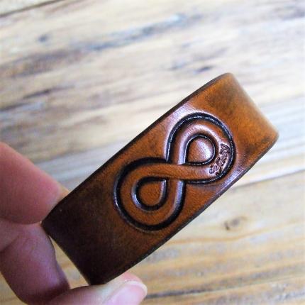 Bracelet mode en cuir Le 2 Marron Orangé, motif Infinity frappé, bouton de col, personnalisation sur demande