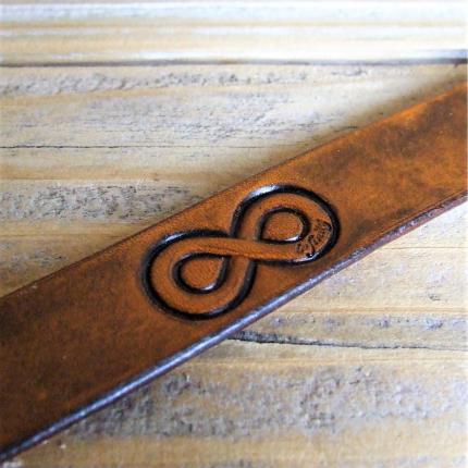 motif Infini frappé sur bracelet en cuir, teinture à la main, 100 % fabrication francaise