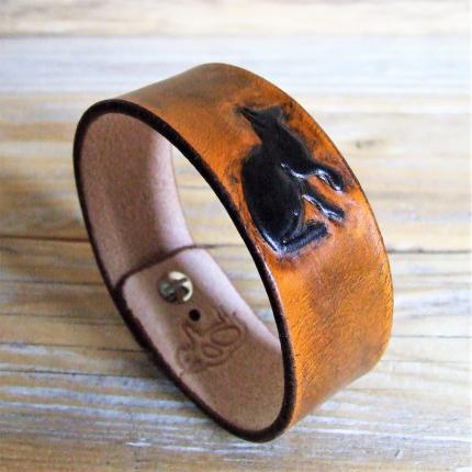 Bracelet Essentiel en cuir, gravé à la main et peint en noir, sur  mesure et personnalisé sur demande. 100 % artisanal