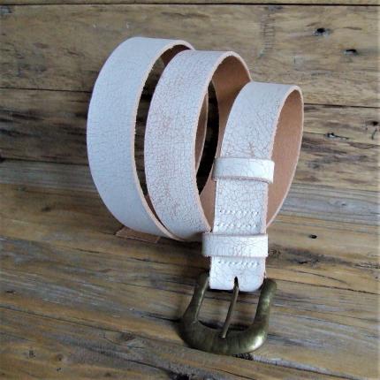 Ceinture en Cuir blanc craquelé, tranches brutes, cousue à la main en point sellier très solide, made in France