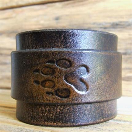 Bracelet de force en cuir marron foncé, EMPREINTE LOUP martelée, boucle inox. Fabrication française, par artisan.