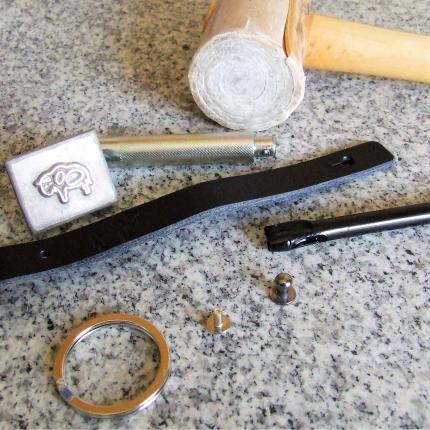 Etapes fabrication porte clé de ceinture en cuir, artisane, made in France
