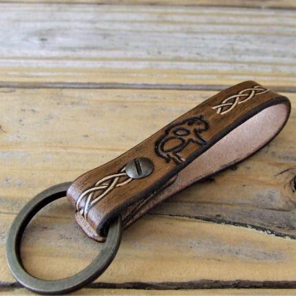 Porte clé de ceinture en cuir marron clair, frise CELTIQUE claire bouton de col bronze, MIF, artisanal