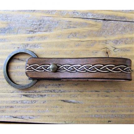Porte clé de ceinture en cuir marron clair, frise CELTIQUE claire bouton de col bronze, MIF, artisanal