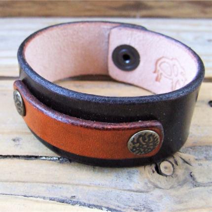Bracelet en cuir noir Essentiel, étiquette rivetée marron orangée avec rivets texturés, 100 % made in France, 100 % artisanal