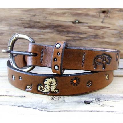 Ceinture en cuir pour enfant, modèle Prairie, motifs colorés martelés, marron foncé. 100 % made in France, 100 % artisanal.