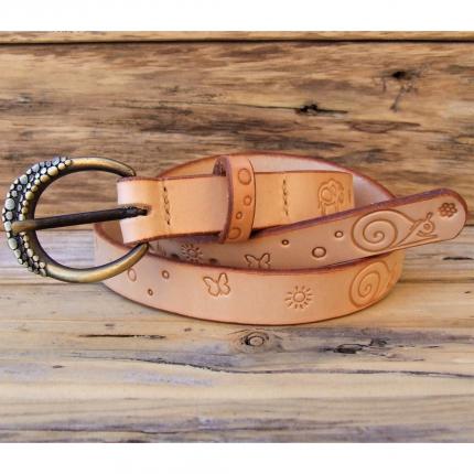 Ceinture en cuir modèle  PRAIRIE ESCARGOTS  pour enfant, naturelle, motifs martelés. 100 % fabrication française, 100 % artisana