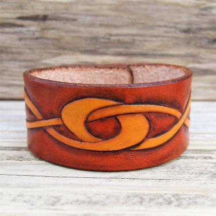 Bracelet essentiel en cuir véritable, gravé à la main et peint en clair, rouge orangé antique, 100 % Made In France - 100% artis