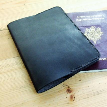Porte passeport All Black en cuir noir, cousu à la main en point sellier. 100 % MIF, 100 % artisanal