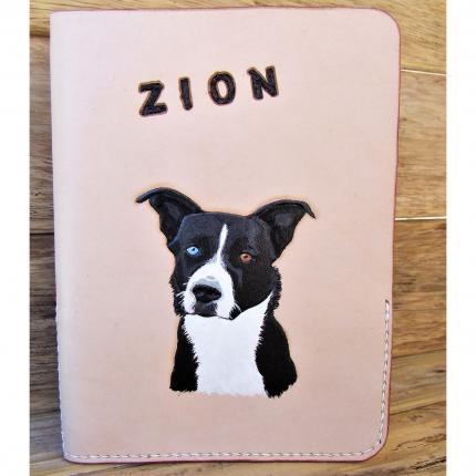 Portrait de chien repoussé sur cuir tanné végétal, d après photo, pour personnalisation sur protège carnet de santé - Made in Fr