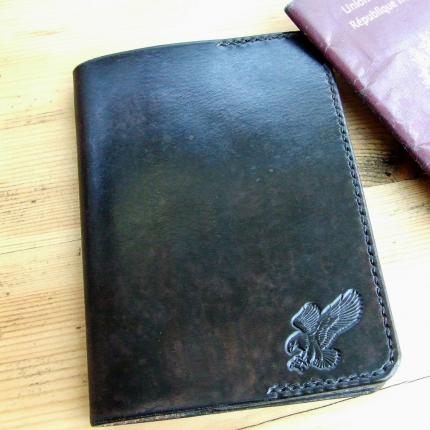 Porte passeport en cuir gravé aigle américain en vol, cousu à la main en point sellier, fil de lin noir. Personnalisable. Made i