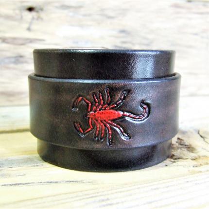 Bracelet de force en cuir NOIR ANTIQUE , scorpion gravé (relief) et peint en rouge, 100 % made in France 100 % fabrication artis