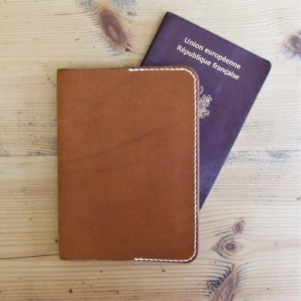 Porte passeport en cuir caramel, cousu à la main en point sellier, fil de lin écru. 100 % fabriqué en France, 100 % artisanal
