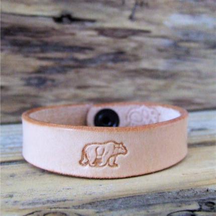 Bracelet en cuir véritable, mini OURS martelé, couleur Naturelle, bouton pression métal, 100 % made in France - 100 % artisanal