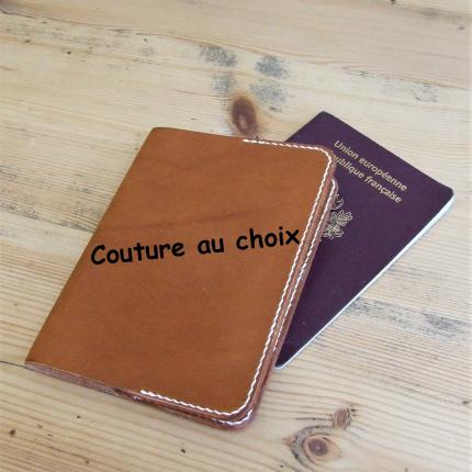 Porte passeport en cuir caramel, cousu à la main en point sellier. personnalisé, couleur de la couture au choix, 100 % fabriqué 