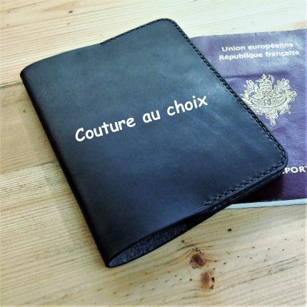 Porte passeport personnalisable en cuir noir, cousu à la main en point sellier. 100 % fabriqué en France, 100 % artisanal