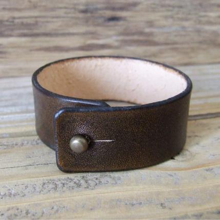 Bracelet en cuir  tanné au végétal, teinté à la main marron foncé antique, bouton de col couleur bronze, atelier français artisa