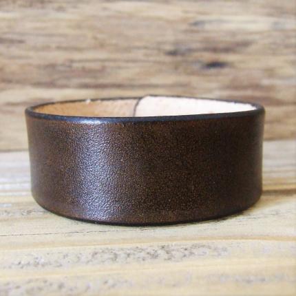 Bracelet en cuir  tanné au végétal, teinté à la main marron foncé antique, bouton de col couleur bronze, atelier français artisa
