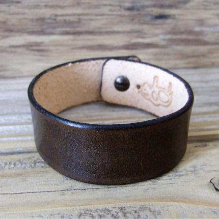 Bracelet en cuir tanné au végétal, teinté à la main marron foncé antique, bouton de col ou pression, made in France, atelier art