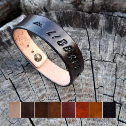 Bracelet en cuir noir antique, mot martelé personnalisé (LIBERTE) fermé par bouton de col, couleur au choix et sur mesure, artis